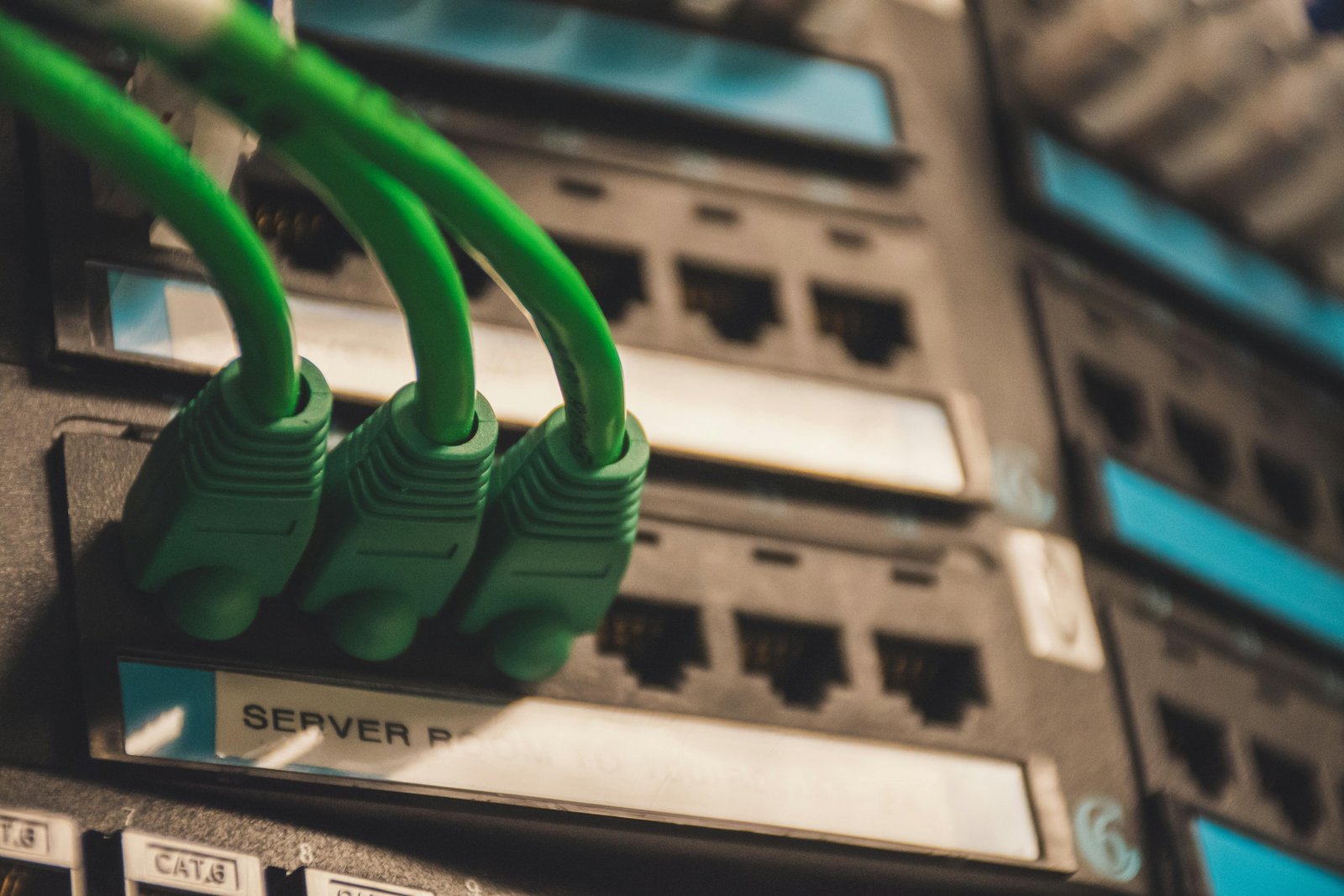 Puertos RJ45 y cableado UTP en site de red